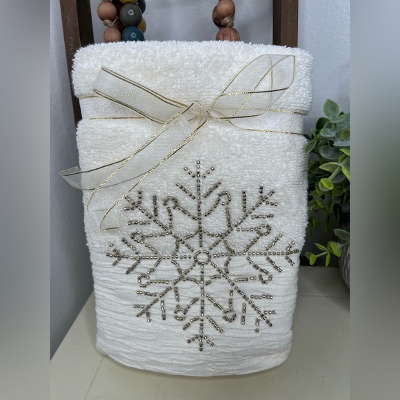 Brand New-Glitz & Glimmer-Set of 2-Beaded Snowflake Hand Towels - Picture 1 of 4